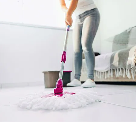 Fußboden wird gewischt