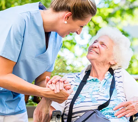 Einer älteren Dame wird die Hand gehalten