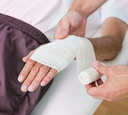 Hand eines Patienten wird verbunden